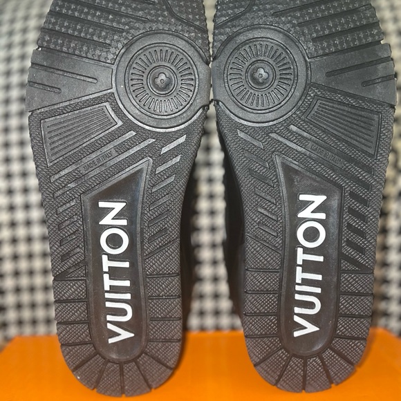 “UA” LV Trainers - Picture 3 of 6